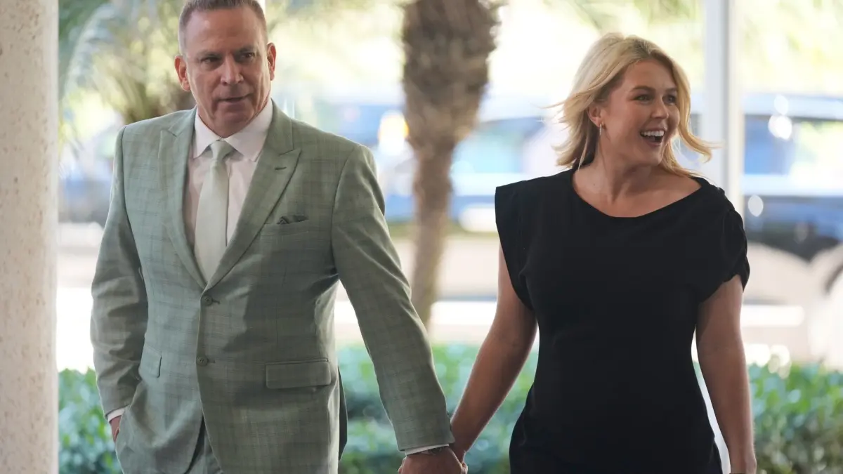 Hochzeit auf Trumps Privatanwesen Mar-a-Lago: ARCHIV - 01.02.2026, USA, Palm Beach: Die Pressesprecherin des Weißen Hauses, Karoline Leavitt, und ihr Ehemann Nicholas Riccio kommen im Mar-a-Lago Club zur Hochzeit des stellvertretenden Stabschefs des Weißen Hauses, Scavino. (zu dpa: «Trump braucht ein neues Sprachrohr: Karoline Leavitt geht») Foto: Mark Schiefelbein/AP/dpa +++ dpa-Bildfunk +++