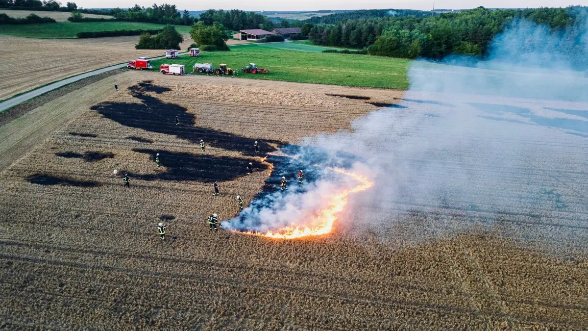 Die zunehmende Zahl an Vegetationsbränden unterstreicht die Notwendigkeit für leistungsfähige Feuerwehren. Hier sieht man die Grafenauer bei einer Übung auf einem kontrolliert gelegten Feldbrand.