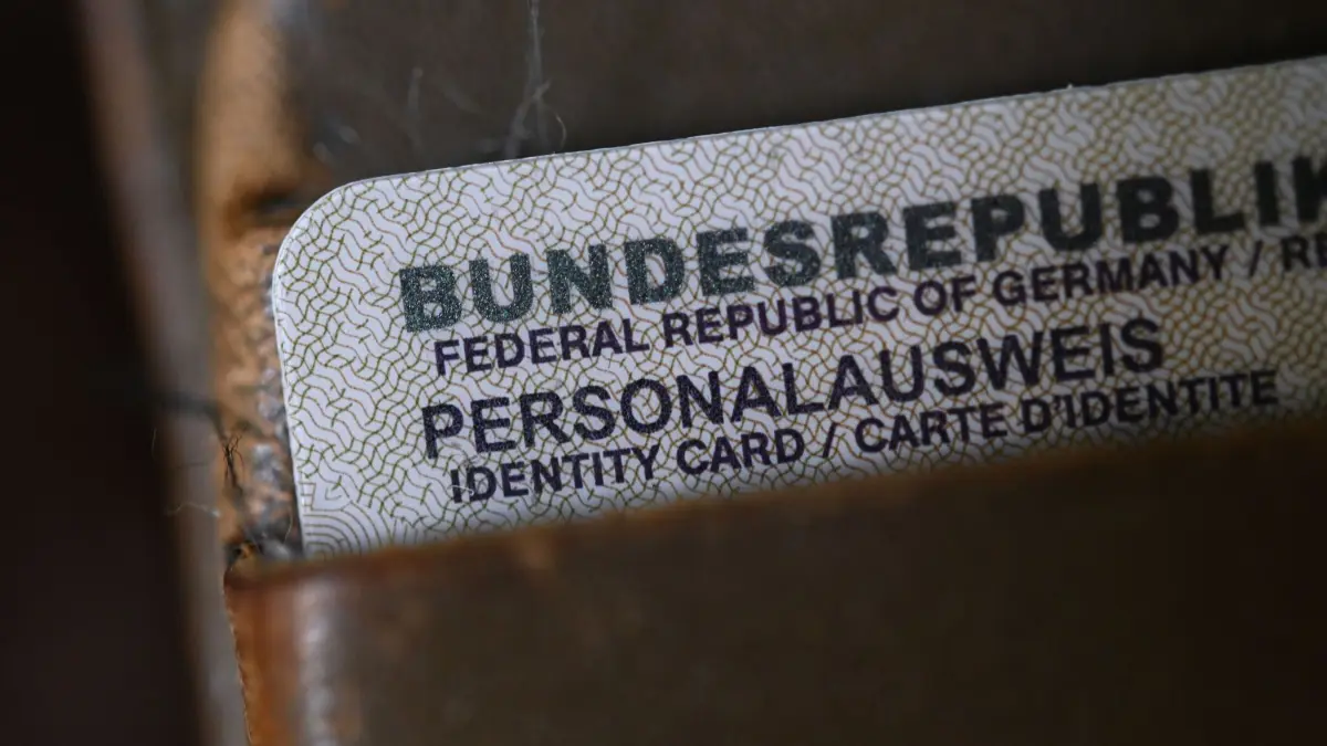 Personalausweis: ILLUSTRATION - 11.09.2023, Baden-Württemberg, Stuttgart: Ein Personalausweis der Bundesrepublik Deutschland steckt in einem Geldbeutel. (zu dpa: ««Oggie» darf nicht in den Ausweis») Foto: Marijan Murat/dpa +++ dpa-Bildfunk +++