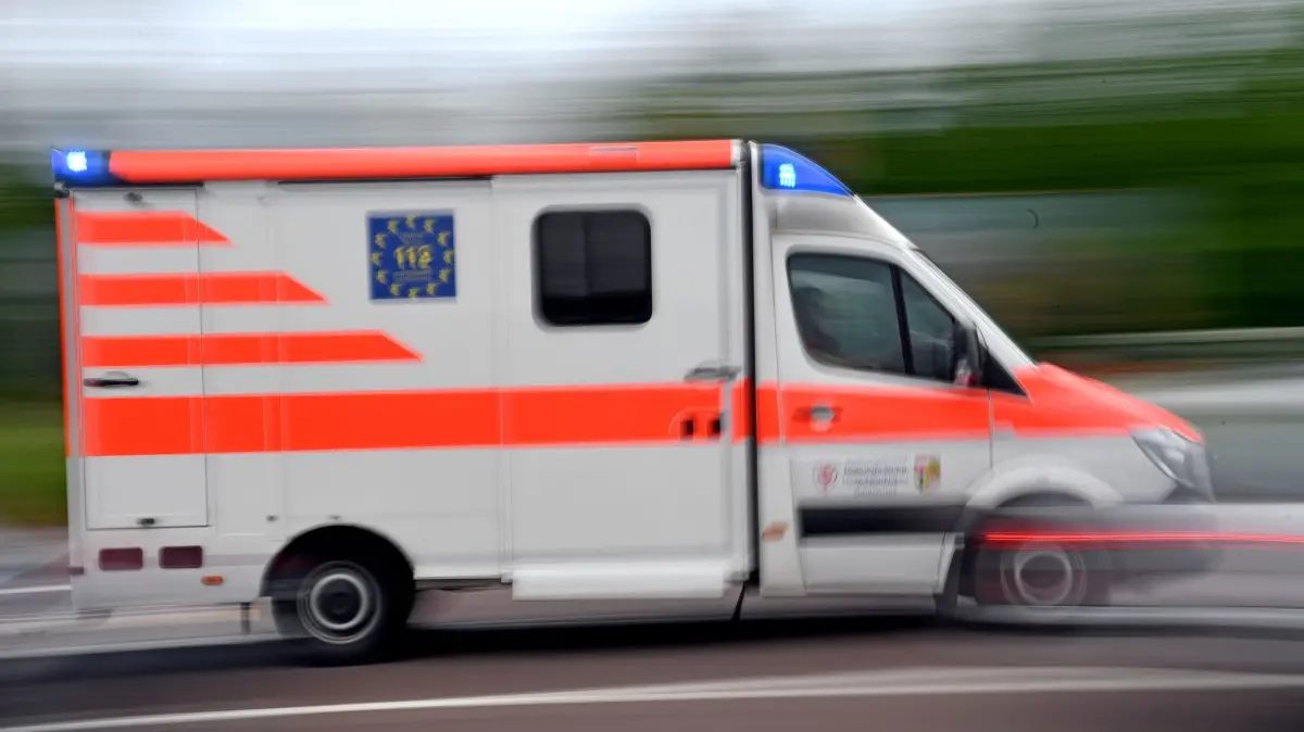 Siebenjähriges Kind bei Unfall schwer verletzt: ARCHIV - 27.05.2019, Sachsen-Anhalt, Halle (Saale): Ein Krankenwagen fährt mit Blaulicht über eine Straße. (zu dpa: «Siebenjähriger bei Unfall in Zwickau schwer verletzt») Foto: Hendrik Schmidt/dpa-Zentralbild/dpa +++ dpa-Bildfunk +++