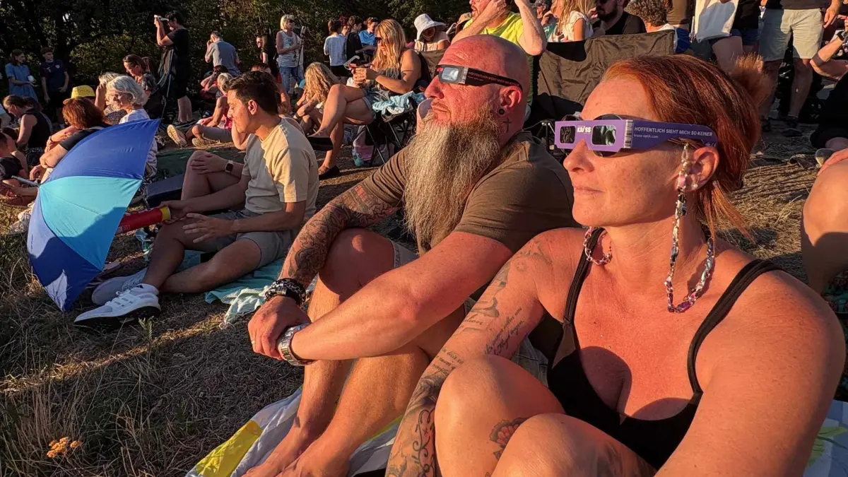 Beobachter der Sonnenfinsternis am 12. August 2026 auf dem Aussichtspunkt Waldburgstraße in Böblingen