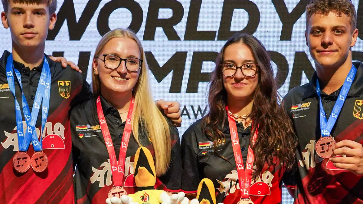 Maxine Bolek (zweite von rechts) mit dem erfolgreichen Mixed-Team bei der WM.