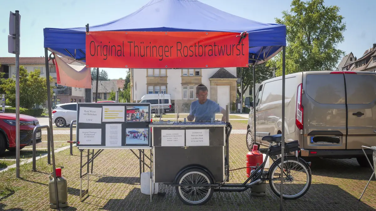 Grillfahrrad: Weilderstadt Weil der Stadt - Lutz Beuchert hat sich mit einem witzigen Konzept selbstständig gemacht: Mit seinem Grillfahrrad ist er besonders in Weil der Stadt und Renningen unterwegs und versorgt die Menschen in der Mittagspause und auf Festen mit Thüringer Rostbratwurst.