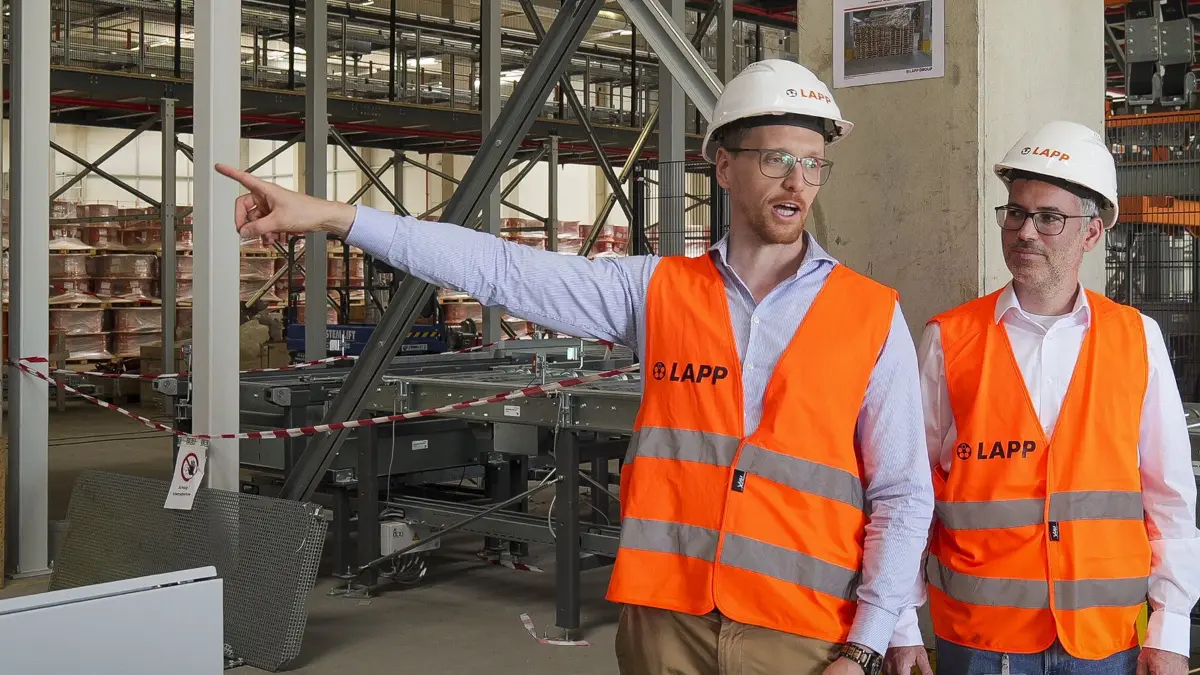 Lapp: Ludwigsburg - Stuttgarter Lapp-Gruppe baut ein Logistikzentrum an der A81 bei Ludwigsburg - außen ist es fertig, innen laufen die Arbeiten auf Hochtouren. Ein Blick hinter die Kulissen und was Lapp plant Mit Benjamin Beuttner , Betriebsleiter (weisses hemd) und Tobias Frank Projektleiter (blaues Hemd