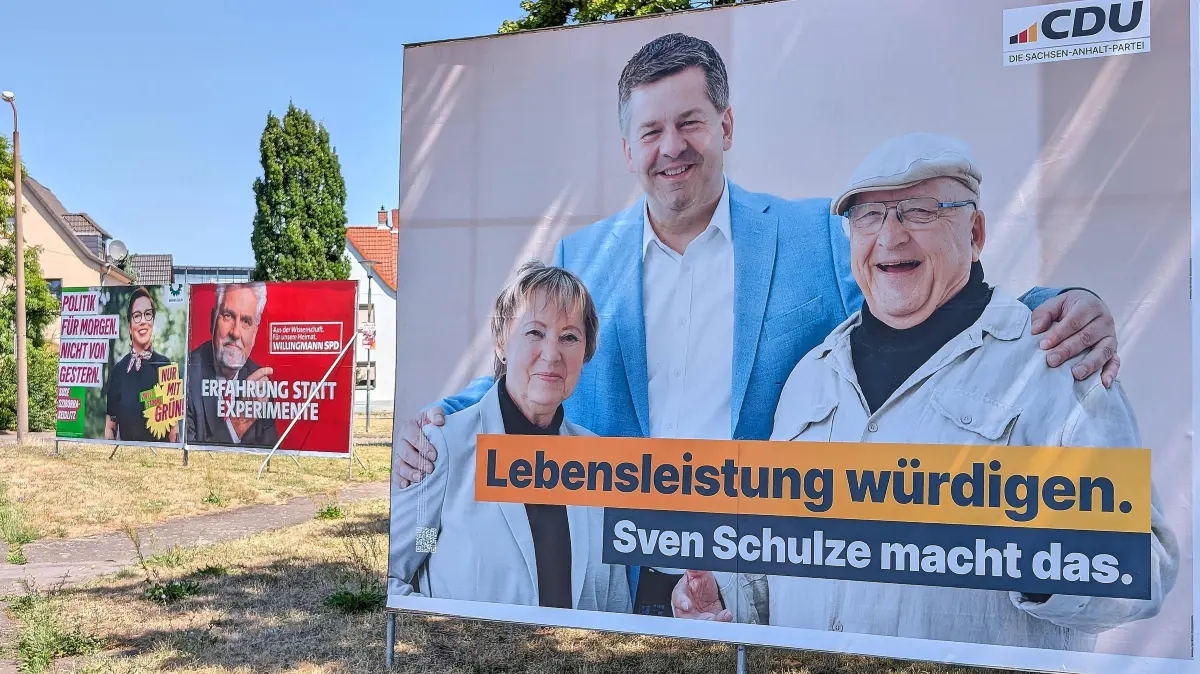 Oh Wunder: Ein paar Meter weiter kann dieselbe Dame plötzlich wieder stehen und wird von Sven Schulze gehalten.