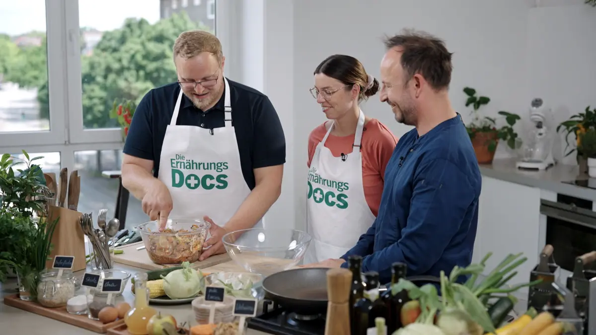Kartoffelpuffer selbst gemacht: Susi und Daniel K. testen das Rezept von Profikoch Thomas Sampl mit nur einer kleinen Kartoffel und dafür ganz viel Gemüse. Ob es ihnen schmeckt?