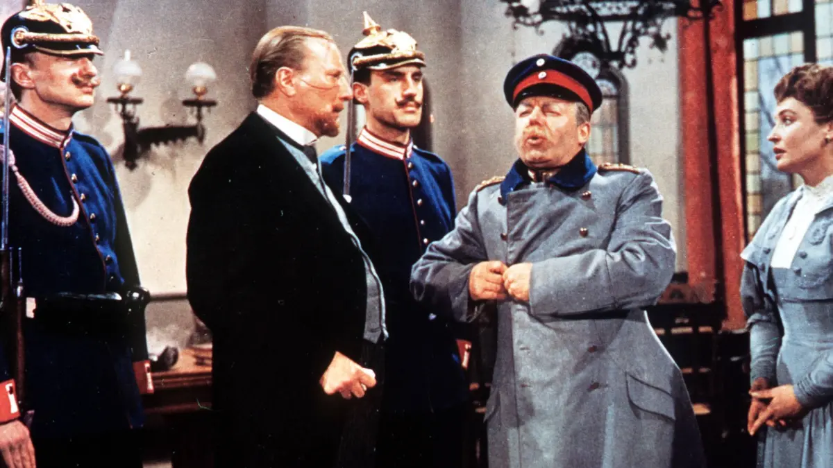 Szene aus dem deutschen Spielfilm "Der Hauptmann von Köpenick" ( 1956) mit Heinz Rühmann (Zweiter v. re) in der Rolle des Hochstaplers Friedrich Wilhelm Voigt.