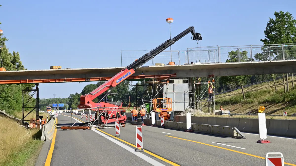 Die A81 war durch den Stahlträger komplett blockiert.