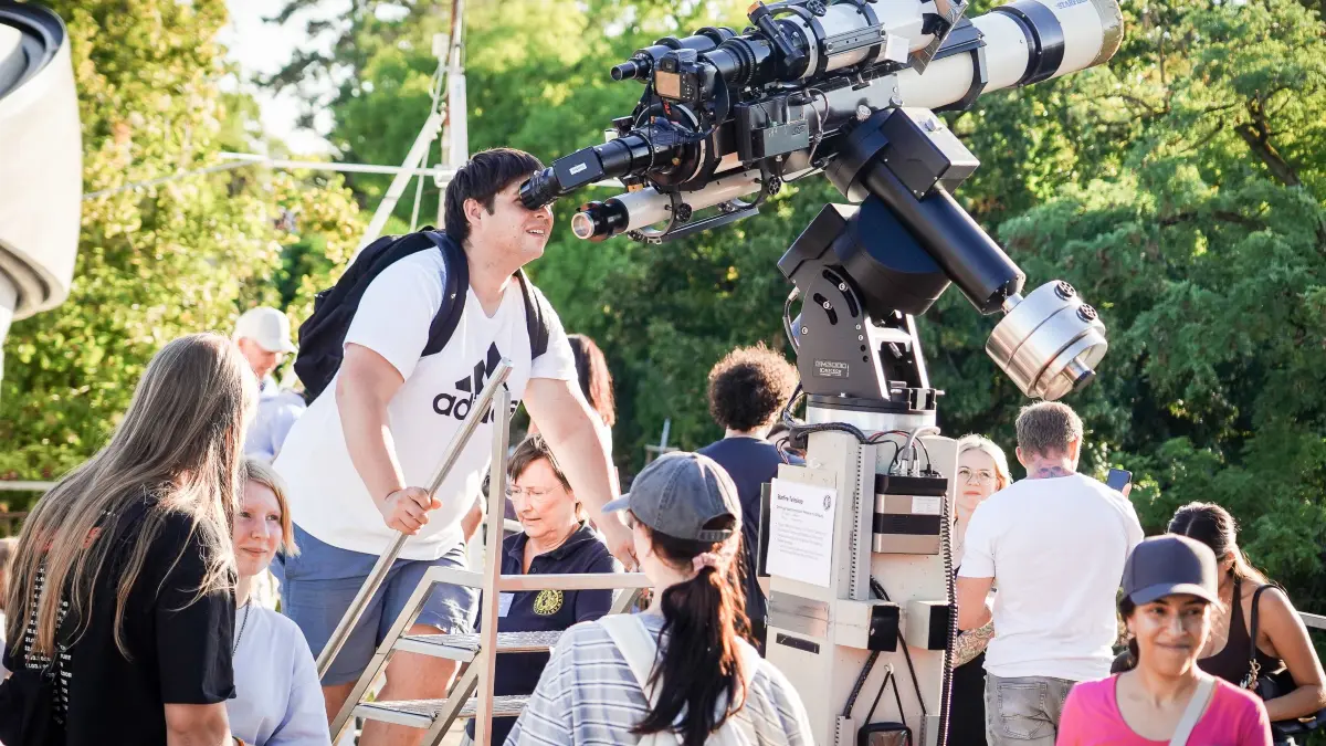 Sonnenfinsternis in Stuttgart: Sonnenanbeter, Astro-Nerds und Hobby-Fotografen bereiten sich auf das Himmelsspektakel vor : Sonnenfinsternis in Stuttgart: Sonnenanbeter, Astro-Nerds und Hobby-Fotografen bereiten sich auf das Himmelsspektakel vor -