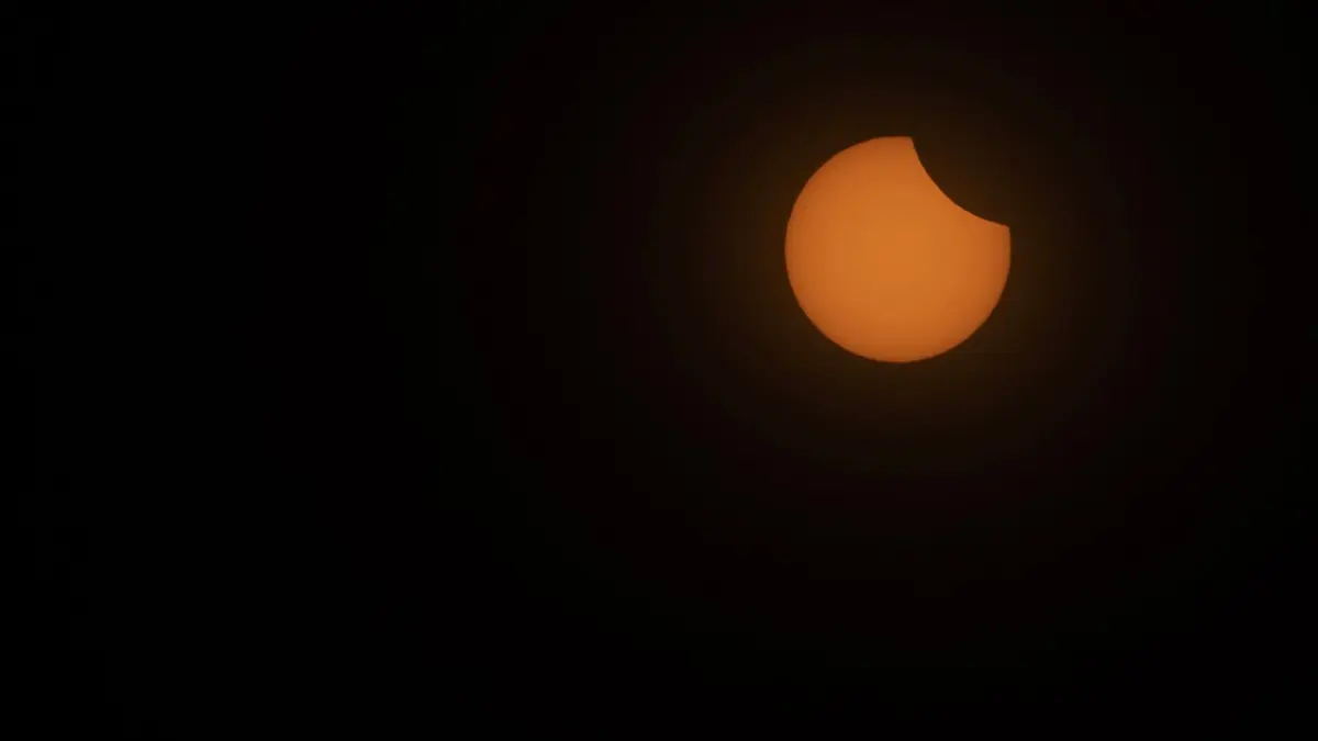 Partielle Sonnenfinsternis - Mallorca: ARCHIV - 29.03.2025, Spanien, Inca: Die Sonne während einer partiellen Sonnenfinsternis. (zu dpa: «Klare Sicht auf Sonnenfinsternis im Südwesten») Foto: Clara Margais/dpa +++ dpa-Bildfunk +++