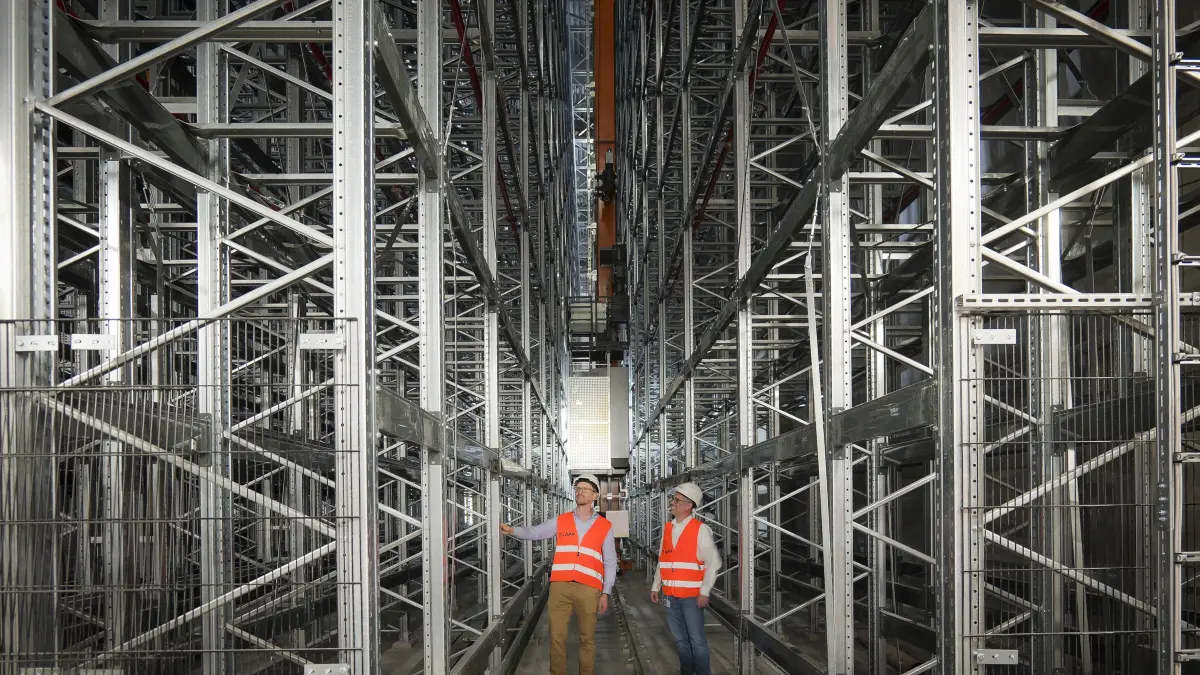 Lapp: Ludwigsburg - Stuttgarter Lapp-Gruppe baut ein Logistikzentrum an der A81 bei Ludwigsburg - außen ist es fertig, innen laufen die Arbeiten auf Hochtouren. Ein Blick hinter die Kulissen und was Lapp plant Mit Benjamin Beuttner , Betriebsleiter (weisses hemd) und Tobias Frank Projektleiter (blaues Hemd