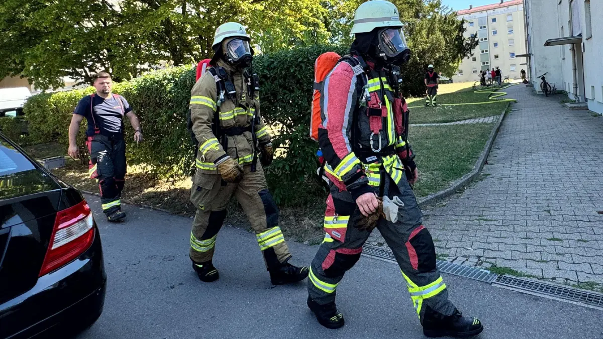 Am Mittwochmittag gegen 12:45 Uhr wurde die Feuerwehr Boeblingen zu einem gemeldeten Kuechenbrand in die Koenigsbergerstrasse alarmiert. Nach ersten Angaben sollte es im dritten Obergeschoss eines Wohnhauses in einer Kueche brennen.<br />
<br />
Beim Eintreffen der Einsatzkraefte bestaetigte sich die gemeldete Lage. In der Kueche war ein Feuer ausgebrochen, das von der Feuerwehr zuegig unter Kontrolle gebracht werden konnte.<br />
<br />
Nach ersten Erkenntnissen der Polizei duerfte ueberhitztes Oel in einer Pfanne Feuer gefangen haben. Die Flammen griffen anschliessend auf Teile der Kueche ueber. Durch den Brand sowie die entstandene Rauchentwicklung wurde die Wohnung erheblich in Mitleidenschaft gezogen und ist bis auf Weiteres nicht bewohnbar.<br />
<br />
Personen kamen nach den bisherigen Informationen nicht zu Schaden. Den entstandenen Sachschaden schaetzt die Polizei auf rund 30.000 Euro.