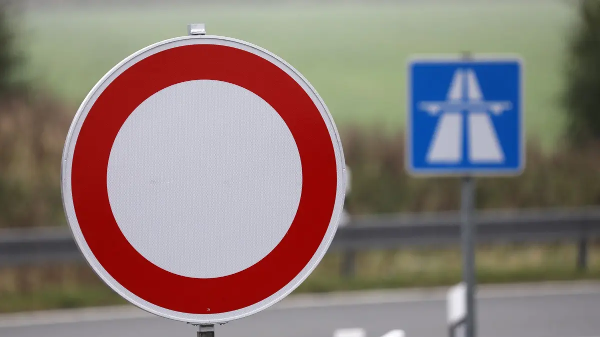 Stahlträger stürzt auf A81 - Brücke und Autobahn gesperrt: ARCHIV - 09.10.2017, Mecklenburg-Vorpommern, Tribsees: An einer Autobahnauffahrt wird auf eine Sperrung hingewiesen. (zu dpa: «Stahlträger stürzt auf A81 – Brücke und Autobahn gesperrt») Foto: Bernd Wüstneck/dpa-Zentralbild/dpa +++ dpa-Bildfunk +++