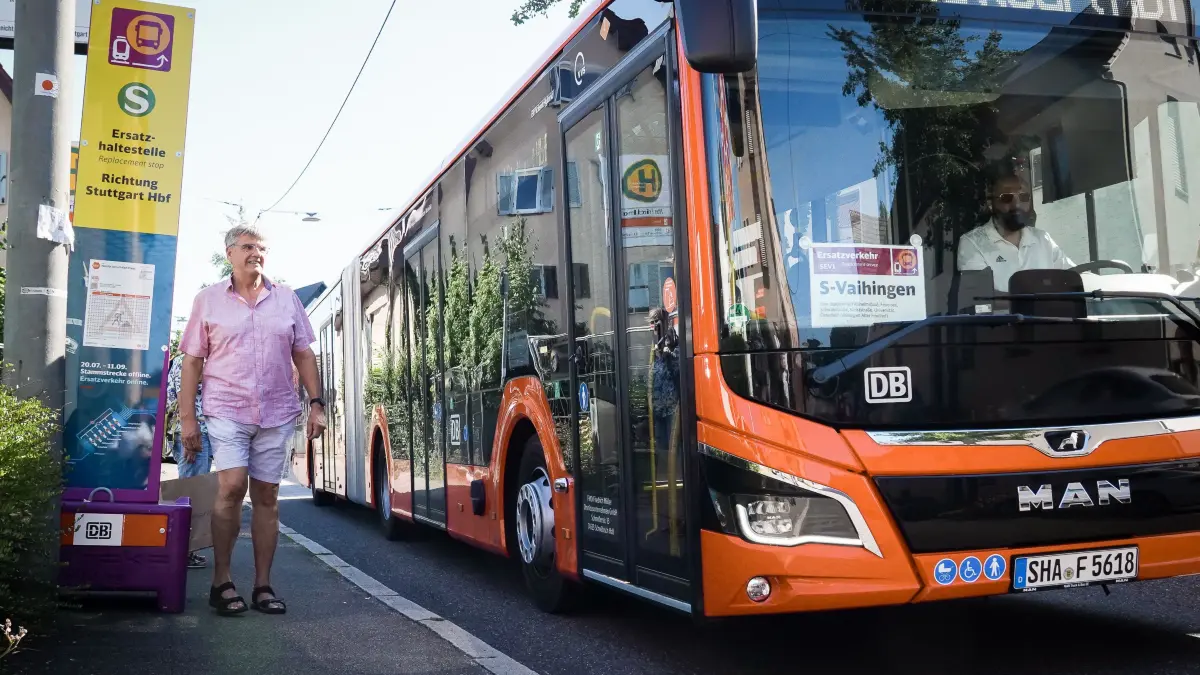 Online-Tasting: Anwohner Georg Hüttinger leidet unter dem dichten Ersatzverkehr an der Haltestelle Vaihingen Alter Friedhof während der S-Bahn-Stammstreckensperrung