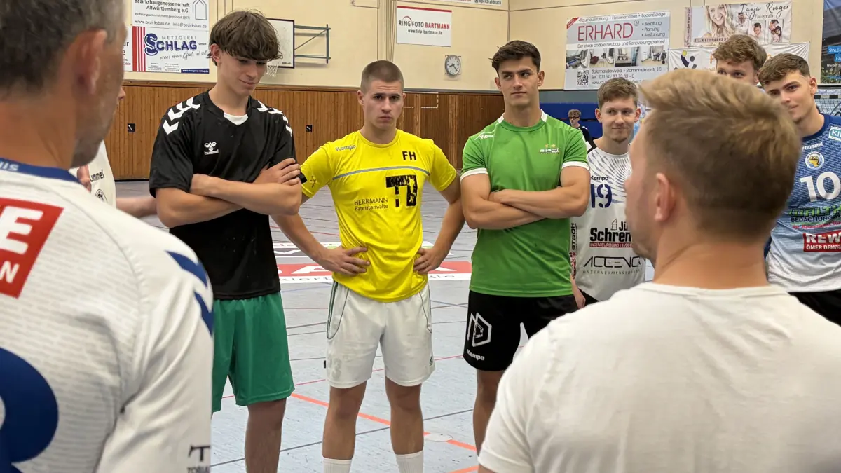 Raphael Haller (links) und Fynn Fichtner (Mitte) saugen die Einlassungen von SVK-Coach Alexander Schurr auf.