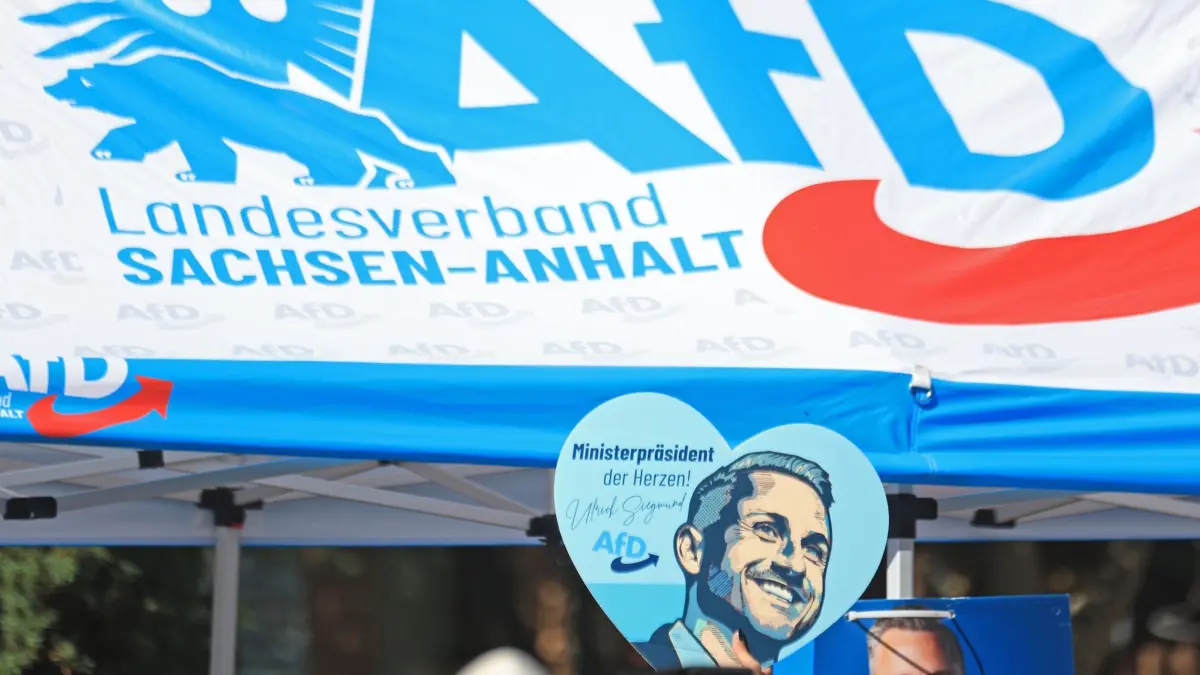 AfD: ARCHIV - 08.08.2026, Sachsen-Anhalt, Staßfurt: Ein Wahlwerbeschild mit dem Bild von AfD-Spitzenkandidat Siegmund ist auf einer Kundgebung der AfD mit Grillfest zu sehen. In Sachsen-Anhalt wird am 6.9.2026 ein neuer Landtag gewählt. (zu dpa: «AfD erreicht 43 Prozent in neuer Umfrage vor Landtagswahl») Foto: Matthias Bein/dpa +++ dpa-Bildfunk +++