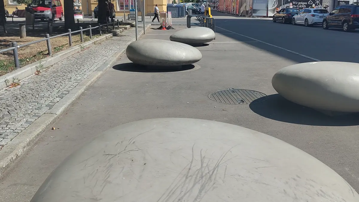 Sitzkiesel an der Dorotheenstraße in Stuttgart: Im Sommer sind sie zu heiß, um sich dort hinzusetzen.