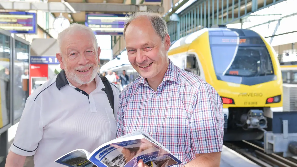 Jubiläum, Verkehrsfreunde Stuttgart, Roter Heuler: 80 Jahre Verkehrsfreunde Stuttgart. Treffen mit dem Verein zu seiner Geschichte. Am 30. August findet aus diesem Anlass eine vierstündige Jubiläumsfahrt mit dem "Roten Heuler" ab dem Hauptbahnhof Stuttgart rund um die Landeshauptstadt statt.Hier im Bild am Gleis 10 des HBHs: Rainer Vogler(Buch), Dr. Peter Hartmann