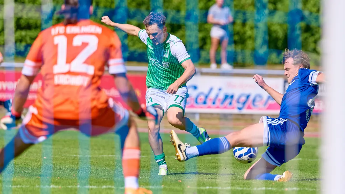 Elias Kirchhoff (1. FC Eislingen, #12), Kane Ehmke (GSV Maichingen, #77), Max-Julian Hoelzli (1. FC Eislingen, #23)
GER, 1. FC Eislingen vs. GSV Maichingen, Fussball, Herren, Landesliga 2, 1. Spieltag, Spielzeit 2026/2027, 08.08.2026
Foto: Eibner-Pressefoto/Gerald Oelze-de Stoppany