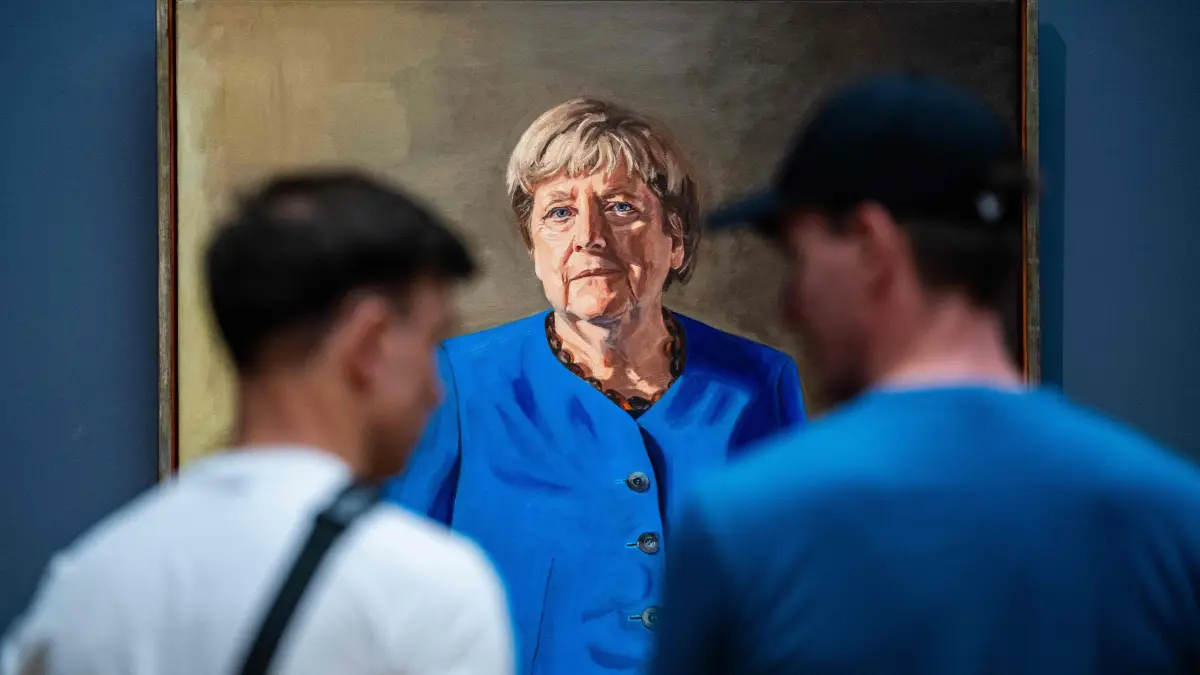 GERMANY-POLITICS-ART-PAINTING-MERKEL: Visitors look at the painting “Portrait of former Federal Chancellor Angela Merkel” by French-German artist Jeremie Queyras as it hangs in the Bode Museum in Berlin on August 13, 2026. The portrait will hang in the museum until October 4th, 2026, after which it will be added to the Chancellor's Gallery in the chancellery in Berlin. (Photo by John MACDOUGALL / AFP) / RESTRICTED TO EDITORIAL USE - MANDATORY MENTION OF THE ARTIST UPON PUBLICATION - TO ILLUSTRATE THE EVENT AS SPECIFIED IN THE CAPTION