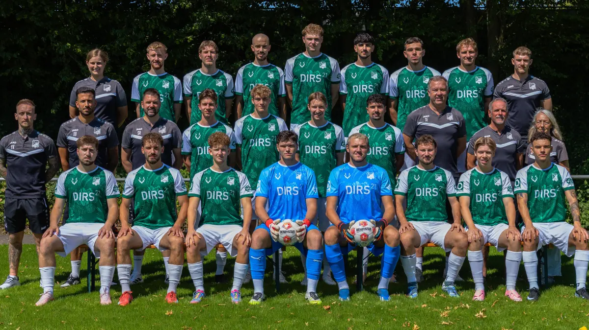 Das Köngener Team der Saison 2026/2027, hinten von links: Physiotherapeutin Lisa Kirchner, Pascal Schwickert, Dennis Vrljicak, Ammar Memic, Nick Widmann, Deniz Demir, Max Cavallo, Nico Hummel, Mediamanager Arno Schmid. Mitte von links: Co-Spielertrainer Yannik Kögler, Spielertrainer Domenic Brück, Torwarttrainer Sven Rathgeb, Marvin Durst, Marlon Kaiser, Sven Dobler, Matteo Stefania, Sportlicher Leiter Sven Ertinger, Abteilungsleiter Achim Wunderwald, Betreuerin Heike Kaschel. Unten von links: Toni Panne, Max Herz, Kimi Hindennach, Fynn Köstle, Marvin Hellmann, Noah Schadt, Lennart Lander, Sergio Portale.