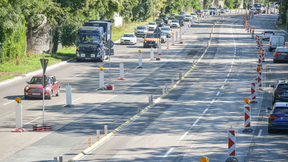 Cannstatter Straße, B14, Verkehr: Stuttgart, Verkehrslage auf der Cannstatter Strasse.
Sperrung der B14 in Stuttgart: Schäden am Nesenbachkanal haben sich weiter vergrößert. Aus Sicherheitsgründen muss der Verkehr daher ab 19. August auf die Gegenfahrbahn umgeleitet werden. Der Vorteil: Das LkW-Verbot in Richtung Stadtmitte kann somit aufgehoben werden.
Im Bild: Cannstatter Straße (B14) zwischen Schwanenplatztunnel und Neckartor. Aus unterschiedlichen Blickrichtungen, LKW fahren Stadt ein/auswärts.
