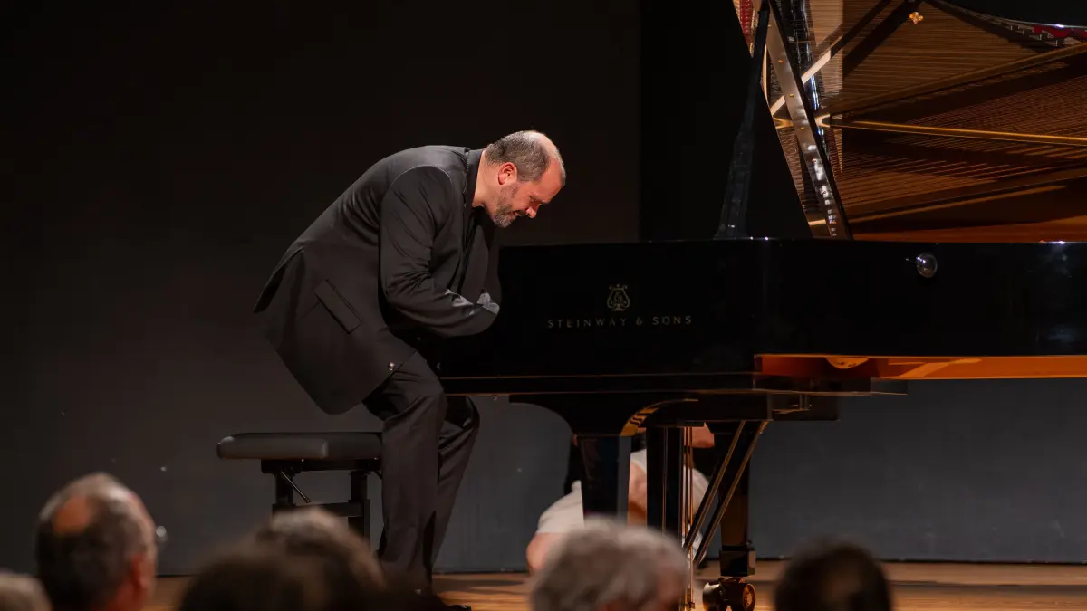 Dennis Müller in Aktion: Der "Jazzende Pfarrer" improvisiert am Flügel
