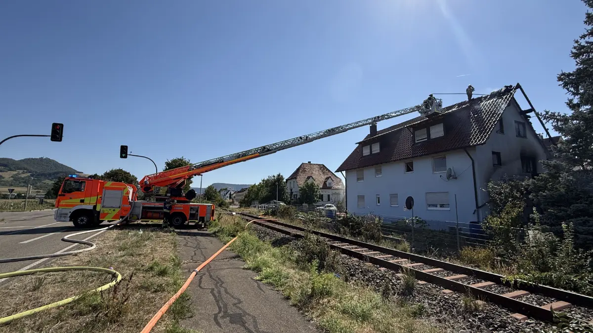 Die Feuerwehr war mit neun Fahrzeugen und 30 Feuerwehrleuten im Einsatz.