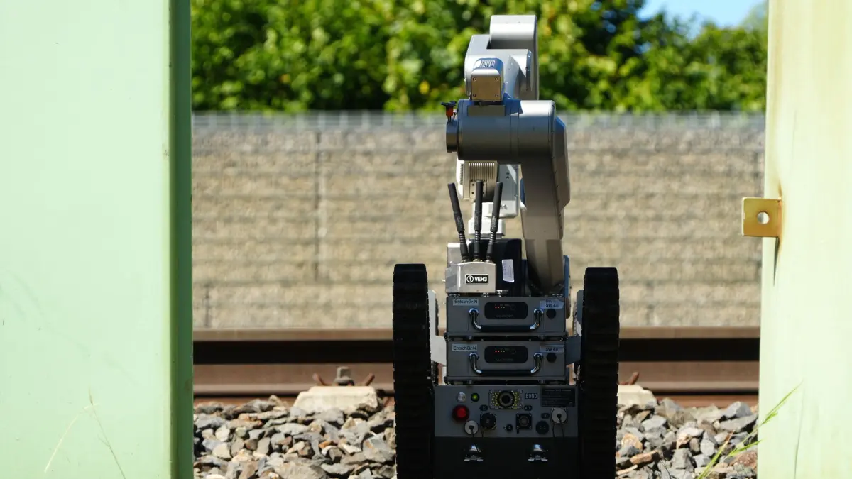 Sprengstoffverdacht legt Zugverkehr in Franken lahm: 13.08.2026, Bayern, Treuchtlingen: Ein Sprengroboter ist auf dem Bahnhofsgelände in Mittelfranken im Einsatz. Spezialkräfte der Bundespolizei untersuchen einen sprengstoffverdächtigen Gegenstand. Ein Techniker habe das Objekt im Gleisbett an der Einfahrt zum Bahnhof der Stadt entdeckt, wie ein Polizeisprecher mitteilte. Foto: Felix Kirberg/dpa +++ dpa-Bildfunk +++