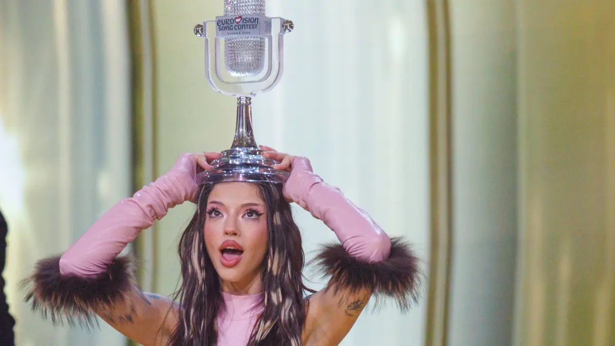 Siegerin Dara aus Bulgarien mit dem Titel «Bangaranga» jubelt mit der Trophäe im Finale des 70. Eurovision Song Contest (ESC) in der Wiener Stadthalle.