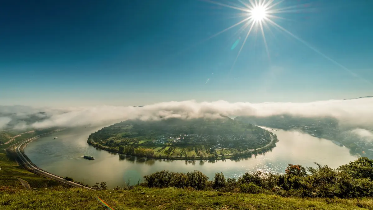 Panoramablick auf die Rheinschleife bei Boppard.