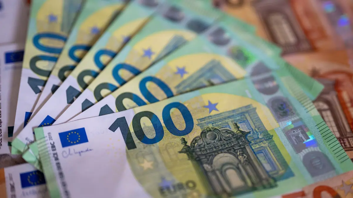 Bargeld auf einem Tisch (Symbolbild): ARCHIV - 21.08.2023, Berlin: Geldscheine mit dem Wert von 100 und 50 Euro liegen auf einem Tisch. (zu dpa: «Taschenfinder in Kiel rettet Mann den Urlaub») Foto: Monika Skolimowska/dpa +++ dpa-Bildfunk +++