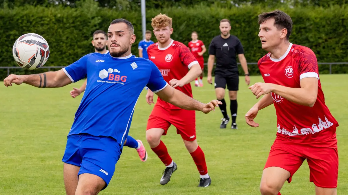 SV Boeblingen - FC Rottenburg, Fussball, Herren, WFV-Pokal, Saison 2026/2027, 25.07.2026, Mikail Guemuessu (SV Boeblingen #08) und Aaron Leyhr (FC Rottenburg #32)
Foto: DROFITSCH/EIBNER