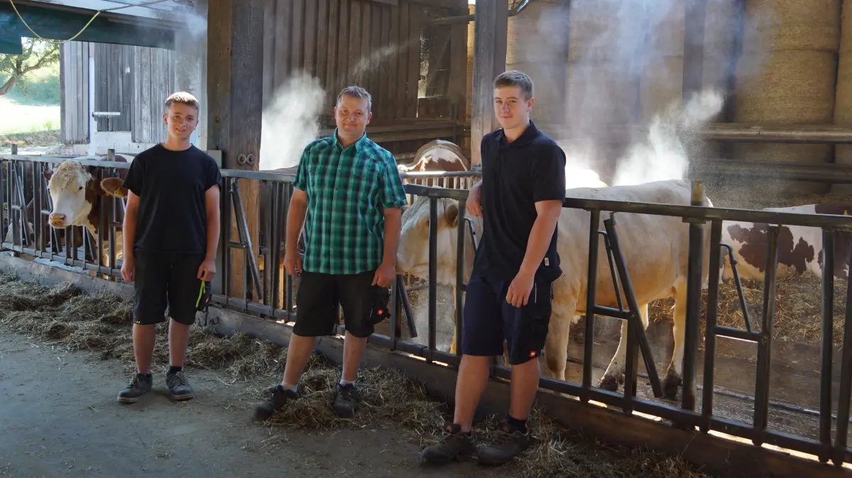 Steighof Friolzheim, Tim, Werner und Tom Benzinger (v.li), Kuhstall mit Kuhdusche