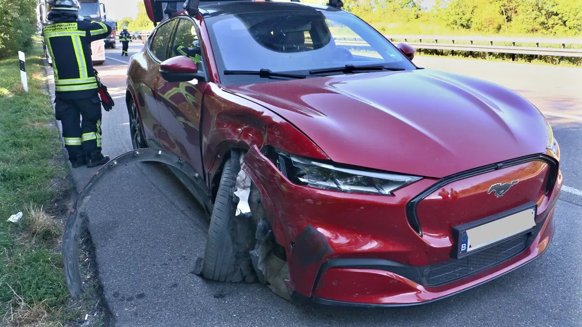 13.08.2026: Ein Verkehrsunfall mit mehreren beteiligten Fahrzeugen ereignete sich am Donnerstagvormittag auf der A81 bei Asperg. Gegen 9:55 Uhr kam es auf der A81 auf Höhe Waldäcker zum Zusammenstoß mehrerer Fahrzeuge, darunter auch ein Fahrschulwagen. Neben den Freiwilligen Feuerwehren Asperg und Möglingen kamen auch zwei Rettungswagen zum Einsatz. Obwohl nur einer der Fahrstreifen gesperrt werden musste, kam es in Fahrtrichtung Heilbronn zu erheblichen Behinderungen, der Stau reichte zeitweise fast bis zur AS-Zuffenhausen.
Foto: KS-Images.de/Andreas Rometsch