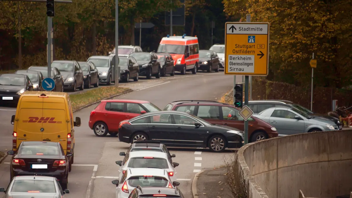foto: roberto bulgrin
18. 10. 2015
Esslingen, Stau auf der Adenauerbruecke wegen Sperrung der Dieter Roser Bruecke
Eberspaecher Strasse bei der Auffahrt auf die Adenauerbruecke