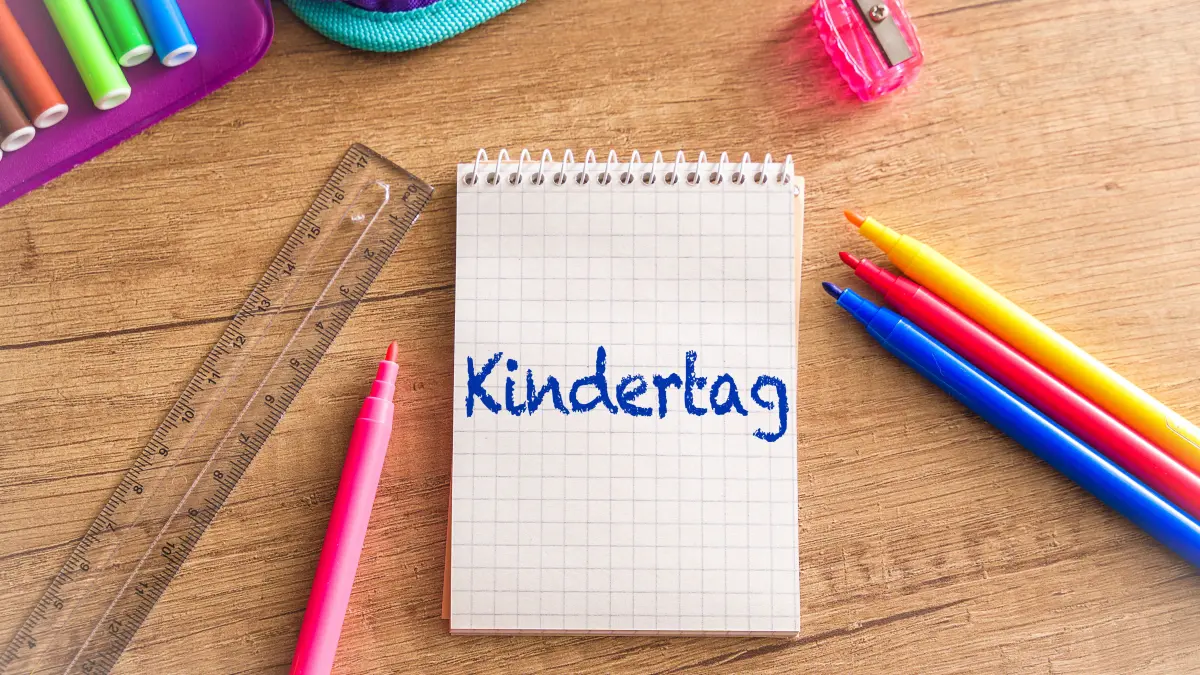 1 June 2023: colorful pens with a notepad with inscription: Children s Day. Symbol image International Children s Day PH: 1 June 2023: colorful pens with a notepad with inscription: Children s Day. Symbol image International Children s Day PHOTOMONTAGE *** bunte Stifte mit einem Notizblock mit Aufschrift: Kindertag. Symbolbild Internationaler Kindertag FOTOMONTAGE