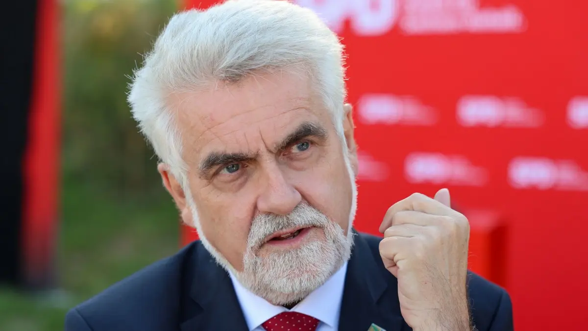 Wahlkampagne der SPD zur Landtagswahl in Sachsen-Anhalt: 13.08.2026, Sachsen-Anhalt, Magdeburg: SPD-Spitzenkandidat Armin Willingmann spricht während der Pressekonferenz der SPD Sachsen-Anhalt zur Vorstellung der Wahlkampagne "WIR SIND DER DEICH" für die Landtagswahl 2026. Foto: Peter Gercke/dpa +++ dpa-Bildfunk +++