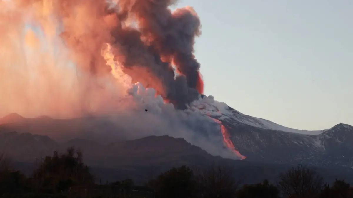 News Bilder des Tages Italien, Vulkan Ätna auf Sizilien ausgebrochen Catania, February 16, 2021 - Today s spectacular eruption of Etna, a paroxysmal event in progress Editorial Usage Only PUBLICATIONxINxGERxAUTxONLY Copyright: xAngelaxPlataniax/xIPAx