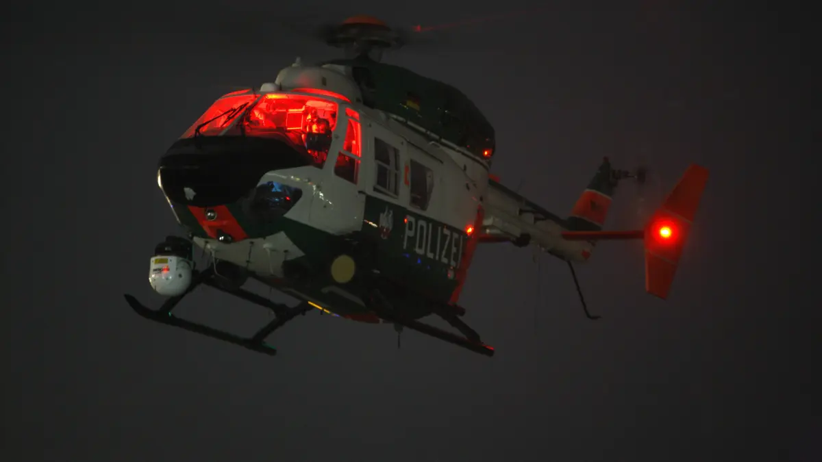 Bildnummer: 53694020 Datum: 23.09.2009 Copyright: imago/Jochen Tack
Alarmhubschrauber mit Nachtflugfähigkeit, Bildverstärker, , bei einem nächtlichen Einsatzfllug, Polizeifliegerstaffel NRW, Düsseldorf, Deutschland, Europa. Polizei Fotostory Polizei Deutschland Nordrhein Westfalen kbdig xcb 2009 quer Polizei Polizisten Polizeibeamte Beamte Sicherheitskräfte Ordnung Sicherheit innere Sicherheit Uniform Ordnungshüter Hubschrauber Helikopter Polizeihubschrauber Polizeihelikopter fliegen Flieger Fliegerstaffel Polizeifliegerstaffel BK 117 Streifenflug Einsatz Notfall Überwachung Alarmhubschrauber Pilot Piloten Hubschrauberpiloten suchen Suchaktion Fahndung Nachtflug Dunkelheit nachts Restlichtverstärker Restlicht nachts Restlicht
Bildnummer 53694020 Date 23 09 2009 Copyright Imago Jochen Tack Alarm helicopter with Night flying capability Image intensifier at a night Einsatzfllug Police Squadron NRW Dusseldorf Germany Europe Police Photo Story Police Germany North Rhine Westphalia Kbdig 2009 horizontal Police Policemen Police officers Officials Security forces Order Security internal Security Uniform Rules enforcement Helicopters Helicopter Police helicopters Police helicopter fly Aircraft Fliegerstaffel Police Squadron BK 117 Flight strips Use Emergency Monitoring Alarm helicopter Pilot Pilots Helicopter pilots Search Such action Manhunt Night flight Darkness at night Intensification at night