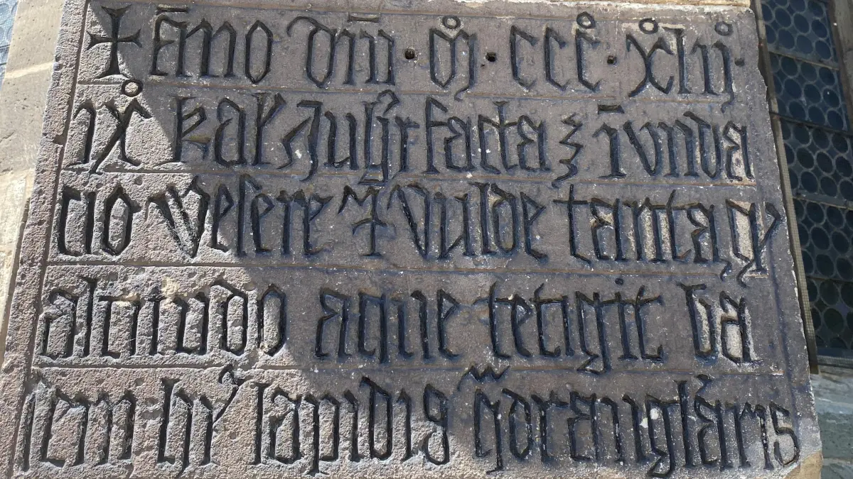 Hochwassermarke an der Pfarrkirche St. Blasius in Hann.-Münden mit einer Gedenkinschrift an dieser Kirche mit Angabe der Wasserhöhe