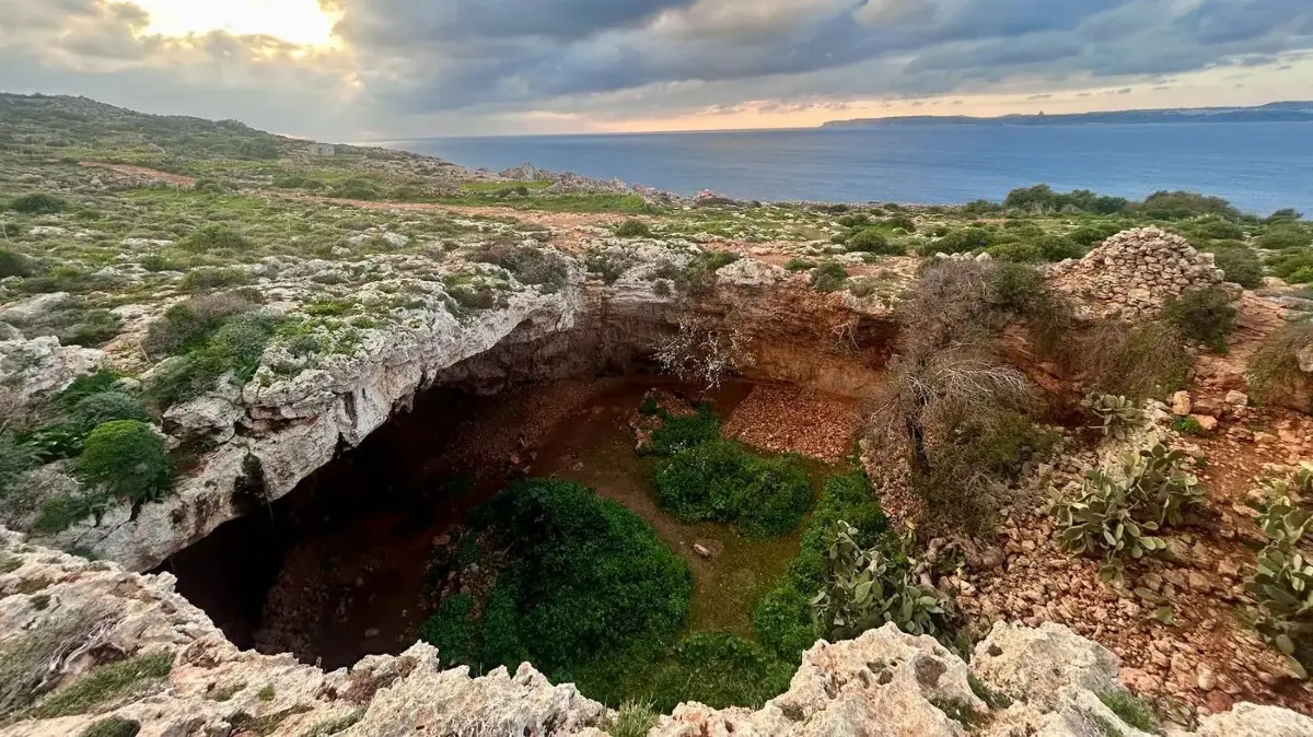 Die Höhlenfundstätte Latnija im Norden der Region Mellieħa auf Malta liefert Hinweise auf eine mehr als 1000-jährige Besiedlung durch Jäger und Sammler.