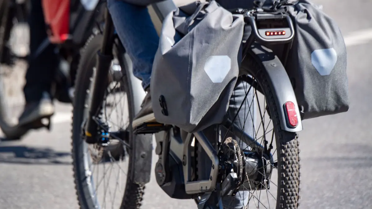 E-Bike: ARCHIV - 16.04.2022, Mecklenburg-Vorpommern, Koserow: Eine Person fährt auf einem Pedelec (zu dpa: «Radfahrer stirbt nach Zusammenstoß mit Auto») Foto: Stefan Sauer/dpa +++ dpa-Bildfunk +++