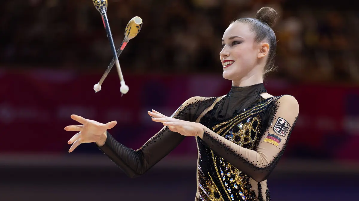 Weltmeisterschaft der Rhythmischen Sportgymnastik: Weltmeisterschaft der Rhythmischen Sportgymnastik Darja Varfolomeev Deutschland während ihrer Übung mit den Keulen. Weltmeisterschaft der Rhythmischen Sportgymnastik vom 11. bis zum 16. August in der Festhalle in Frankfurt am Main. Qualifikation Tag 2., Frankfurt am Main Hessen Deutschland Festhalle *** World Rhythmic Gymnastics Championships: Darja Varfolomeev of Germany during her clubs routine. World Rhythmic Gymnastics Championships, August 1116, at the Festhalle in Frankfurt am Main. Qualifying Round, Day 2, Frankfurt am Main, Hesse, Germany, Festhalle
