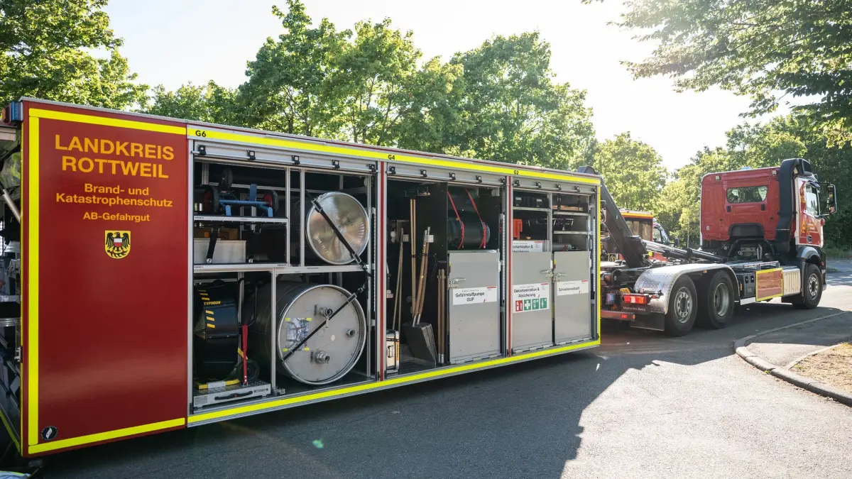 Explosionsgefahr wegen Gefahrstoff in Klinikapotheke: 13.08.2026, Baden-Württemberg, Rottweil: Einsatzkräfte der Feuerwehr stehen an einer Klinik in Rottweil. Wegen eines möglicherweise explosiven Gefahrstoffs in einer Klinikapotheke in Rottweil sind Kampfmittelexperten im Einsatz. Foto: Silas Stein/dpa +++ dpa-Bildfunk +++