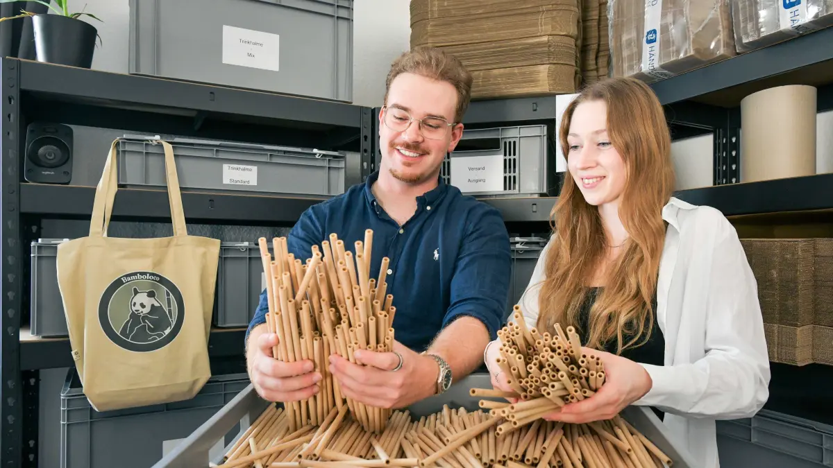 Startup Bamboloco: Stuttgart, Hackstrasse 24.
#stadtkind
Das Stuttgarter Startup Bamboloco produziert aus Bambus Strohhalme und will damit die Gastronomie beliefern.
Im Bild: Felix Wollschlaeger und
Felicia Schwingenschlögl