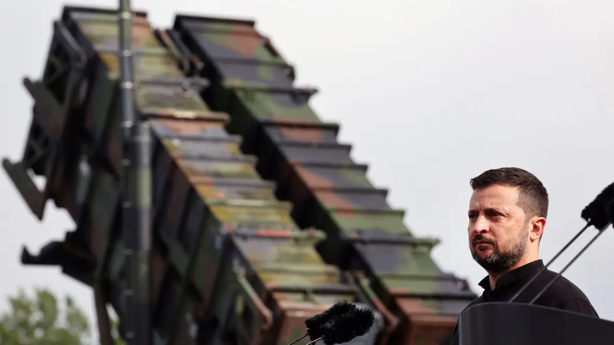 Wolodymyr Selenskyj vor einem Flugabwehrsystem Patriot: ARCHIV - 11.06.2024, Mecklenburg-Vorpommern, ---: Wolodymyr Selenskyj, Präsident der Ukraine, steht bei seinem Besuch auf einem Truppenübungsplatz vor einem Flugabwehrraketensystem vom Typ «Patriot». Selenskyj bittet die USA darum, ihm fünf Prozent ihrer Raketen für das Flugabwehrsystem vom Typ Patriot zu verkaufen. (zu dpa: «Selenskyj bittet USA um fünf Prozent ihrer Patriot-Raketen») Foto: Jens Büttner/dpa +++ dpa-Bildfunk +++