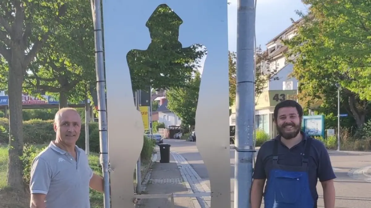 Mitarbeiter der Firma Mauser mit einer Silhouette des Hirschlander Kriegers