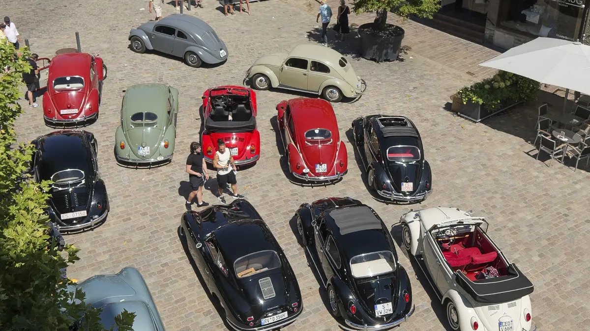 Volkswagen Käfer: Leonberg - Der älteste Käfer der Welt (90 Jahre) macht in Leonberg Station als Teil eine Werbeaktion für Solitude Rally. Auch dabei, circa 20 Oldtimer. Oberbürgermeister Tobias Degode fährt mit.