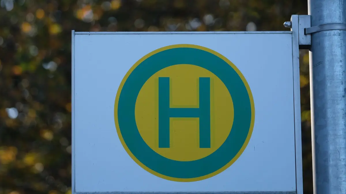 Bushaltestelle: ARCHIV - 04.11.2024, Baden-Württemberg, Stuttgart: Das Hinweisschild für eine Bushaltestelle hängt an der Haltestelle für einen Linienbus. (zu dpa: «Ausstieg verpasst: Mann bedroht Busfahrerin») Foto: Bernd Weißbrod/dpa +++ dpa-Bildfunk +++